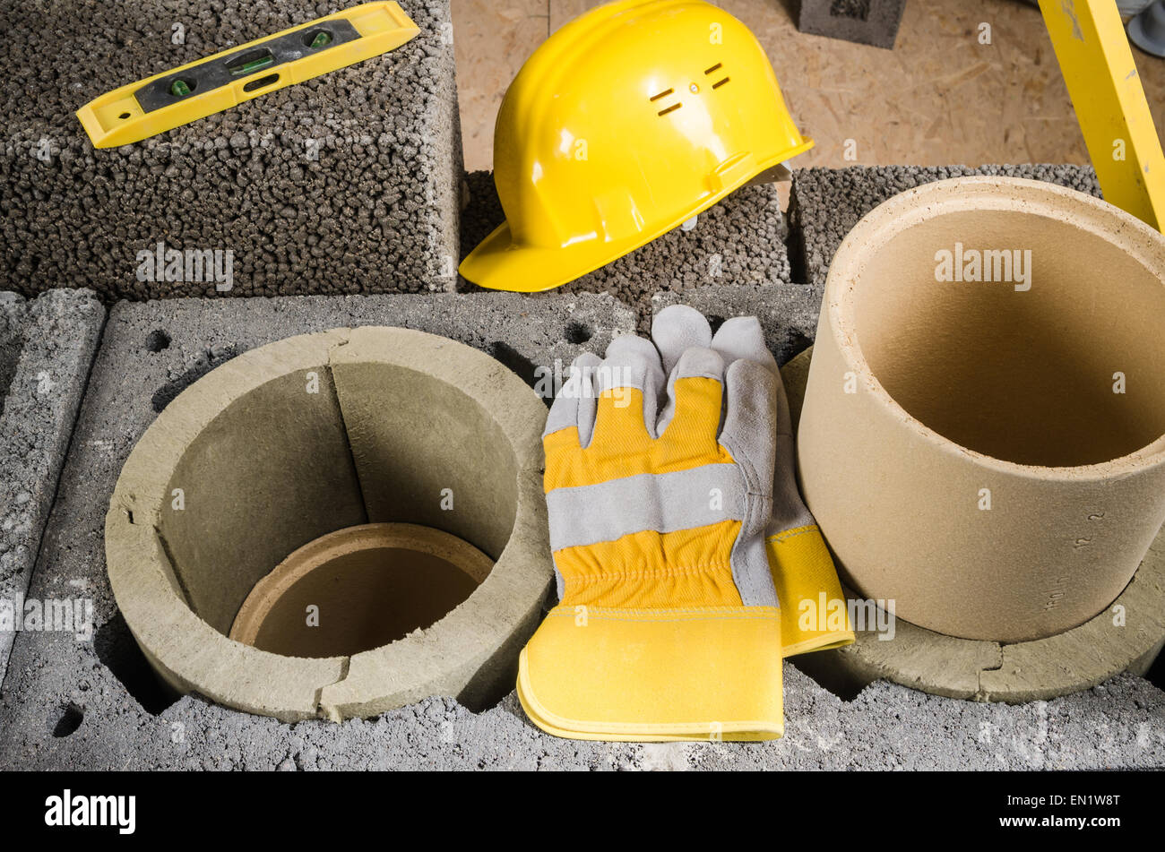 La costruzione modulare di ceramica camino nella casa Foto Stock