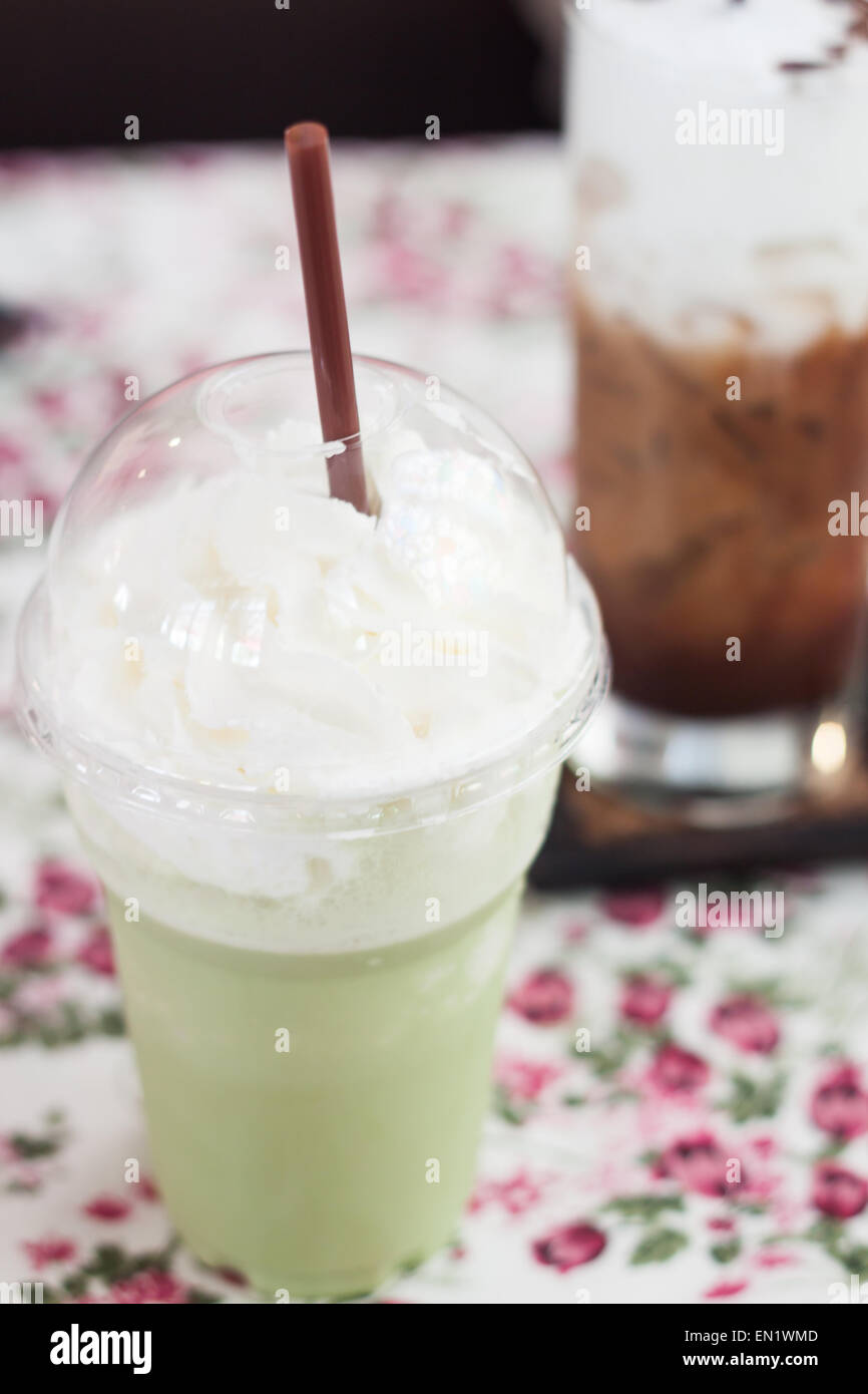Tè verde Matcha con panna montata, stock photo Foto Stock