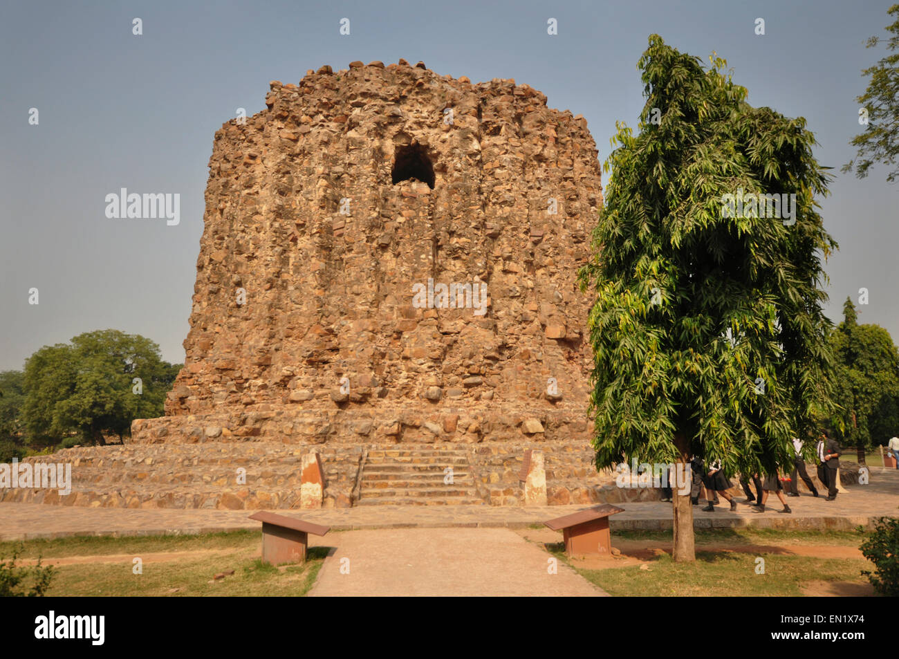 INDIA Haryana, Delhi, Qutb Minar complesso (XII secolo), Alai Minar (incompleta vittoria torre di Ala-ud-din) Foto Stock