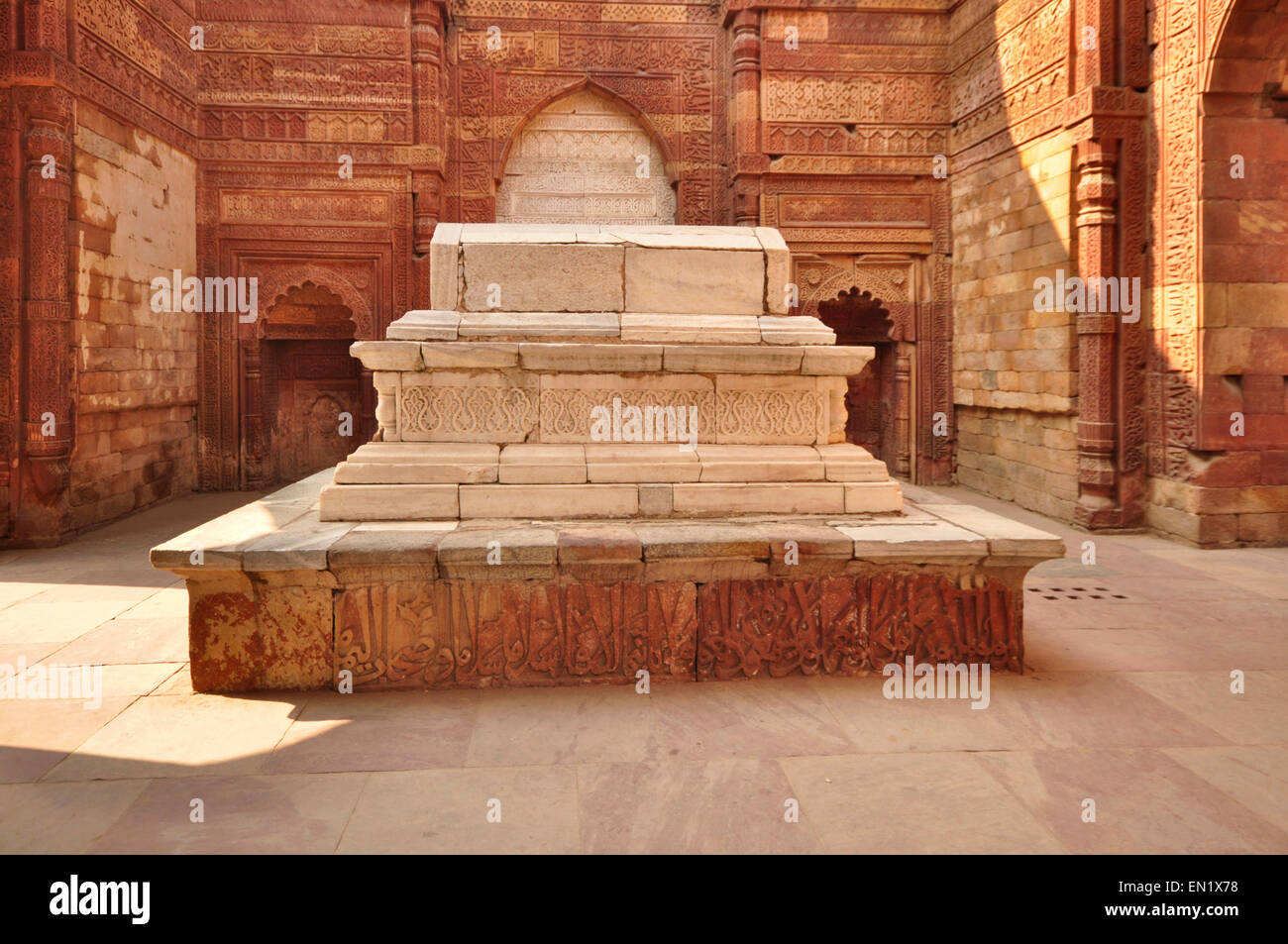 INDIA Haryana, Delhi, Qutb Minar complesso (XII secolo), Altamish la tomba (XIII secolo). Foto Stock