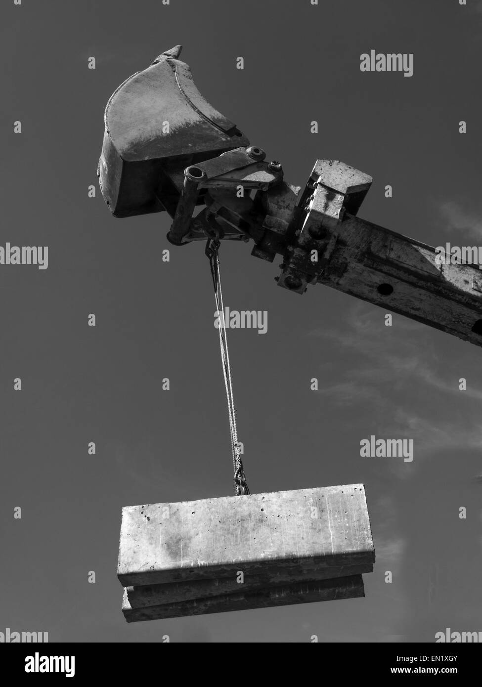 Aprile 24, 2015 - Escavatore benna è usata per lo scarico di cordoli © Igor Golovniov/ZUMA filo/Alamy Live News Foto Stock