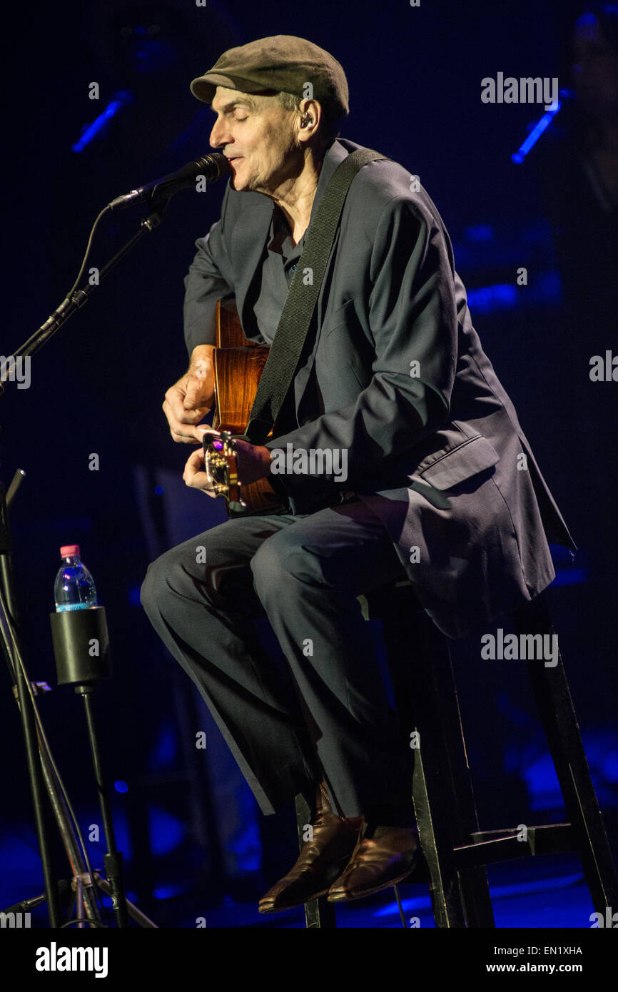 Milano Italia. Xxv Aprile 2015. Il cantante/cantautore James Taylor si esibisce dal vivo al Teatro Degli Arcimboldi per presentare il nuovo album 'Prima di questo mondo" Foto Stock