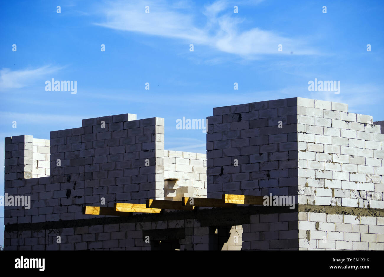 Aprile 24, 2015 - Costruzione di case private di blocchi di schiuma © Igor Golovniov/ZUMA filo/Alamy Live News Foto Stock