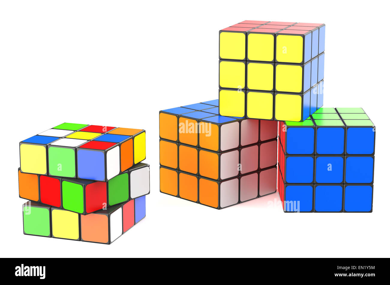 Grouop di Rubik cubetti isolati su sfondo bianco Foto Stock