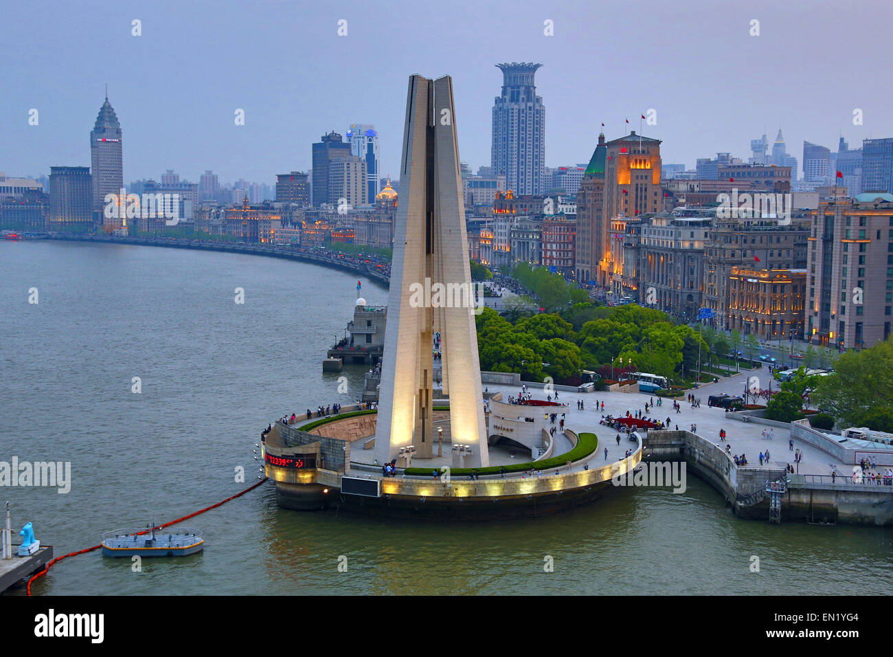 Un monumento per il popolo di eroi sul Bund, Shanghai, Cina Foto Stock