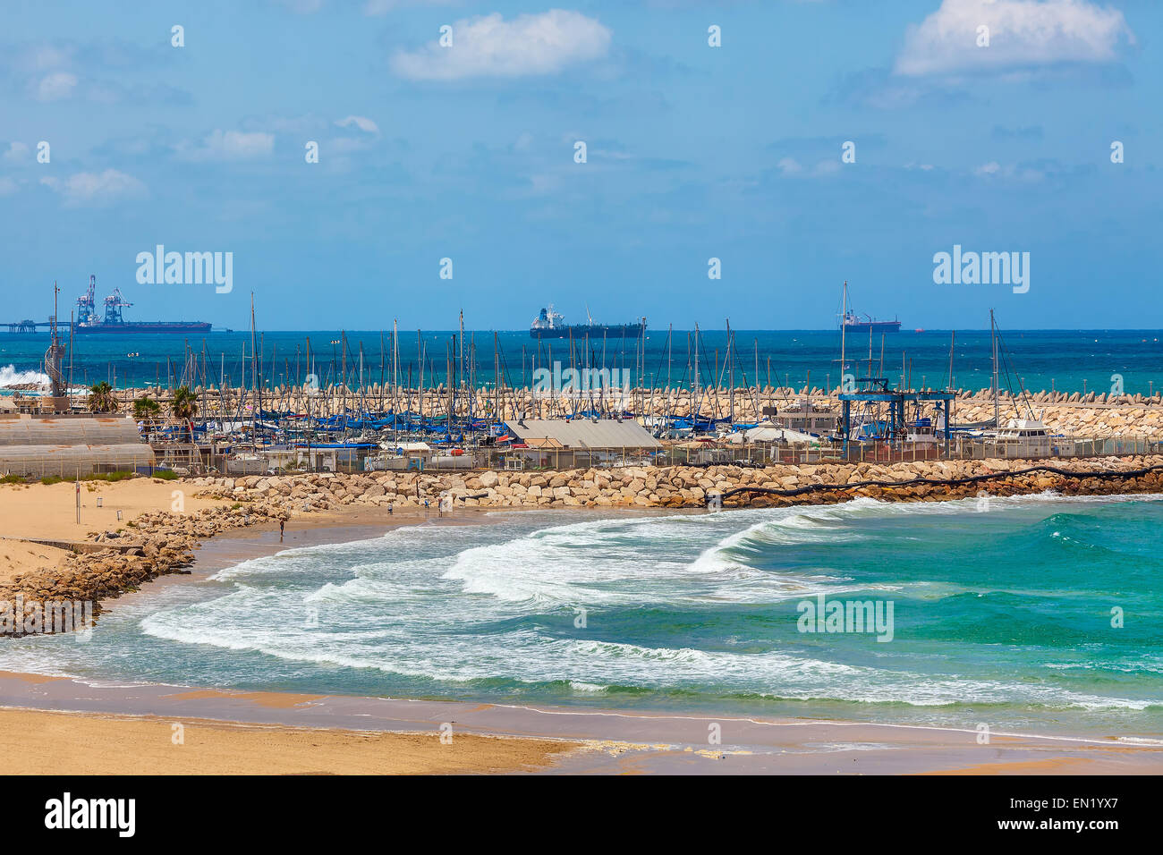 Vista su ondulato mare mediterraneo, Riva e marina sullo sfondo sul giorno di estate in Ashqelon, Israele. Foto Stock