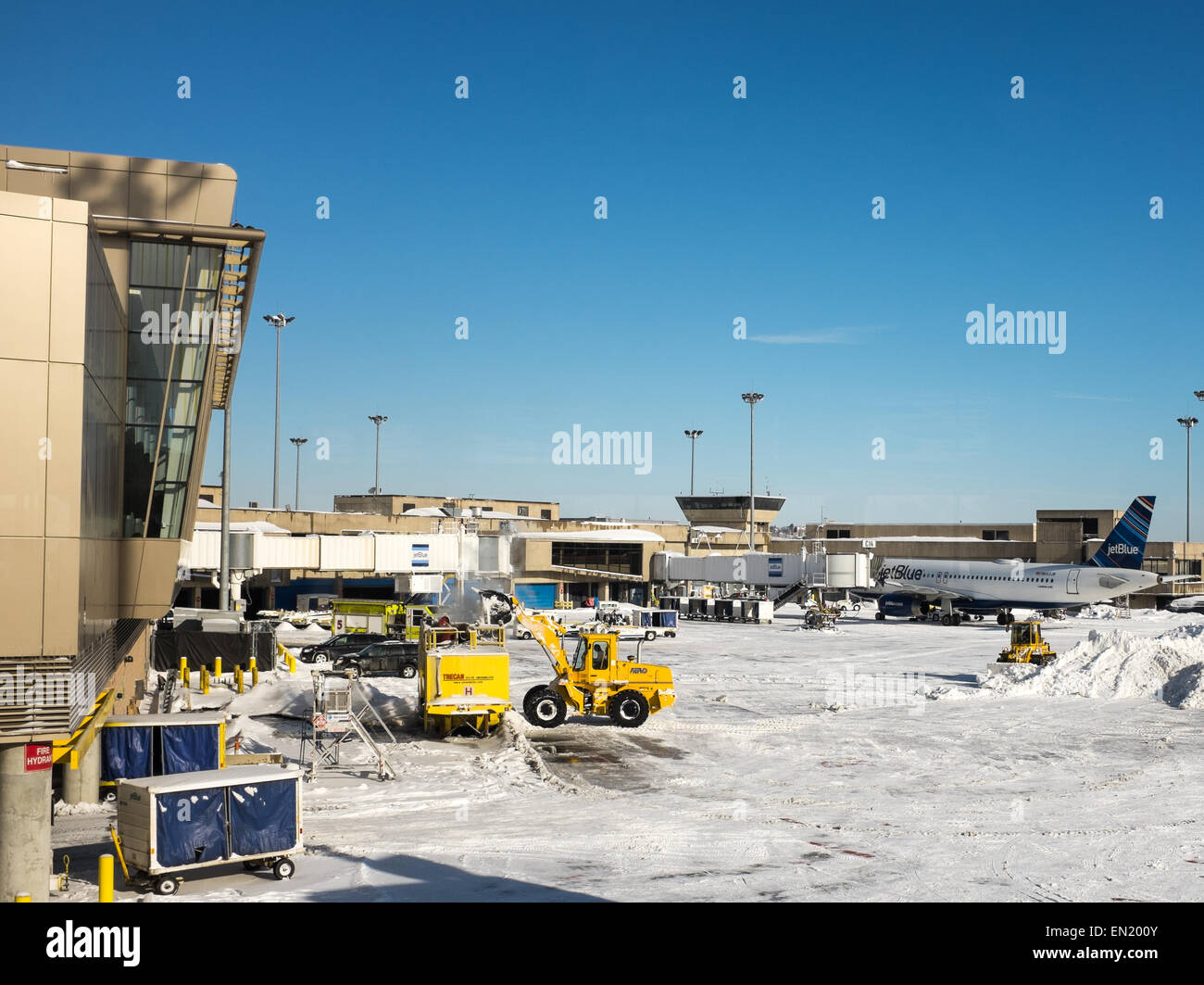 Sgombero neve presso l'aeroporto internazionale Logan Massachusetts USA Foto Stock