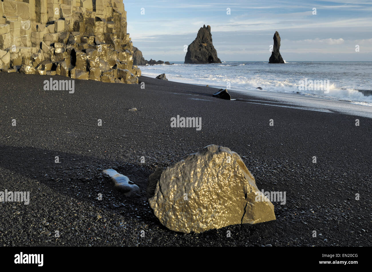 Colonne di basalto sul nero Reynisfjara spiaggia ghiaiosa e pile di mare Foto Stock