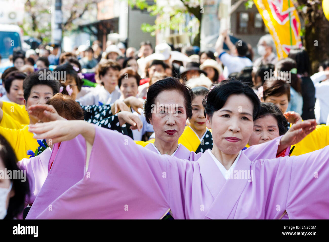 Squadra Di Donne Mature Vestite Con Kimono Che Cantano E Ballano Sotto I Fiori Di Ciliegia Durante La Parata Annuale Di Primavera Dei Genji A Tada In Giappone Foto Stock Alamy Squadra Di Donne Mature Vestite Con Kimono Che Cantano E Ballano Sotto I Fiori Di Ciliegia Durante La Parata Annuale Di Primavera Dei Genji A Tada In Giappone Foto Stock Alamy