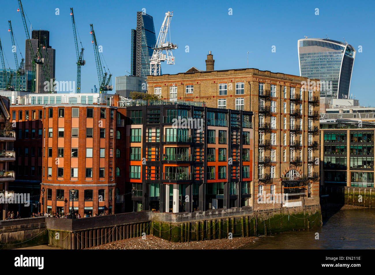 Riverside proprietà e la City of London skyline di Londra, Inghilterra Foto Stock