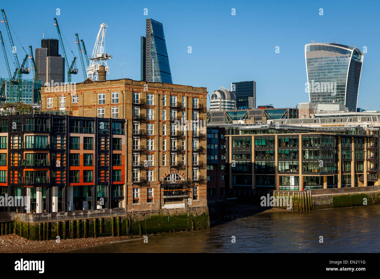 Riverside proprietà e la City of London skyline di Londra, Inghilterra Foto Stock