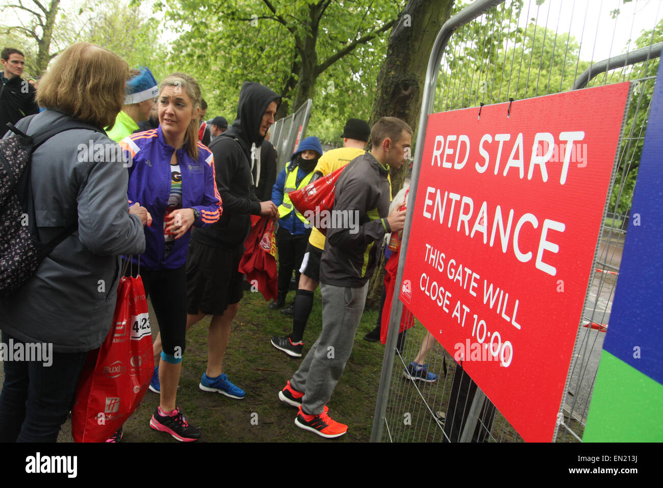 ​​London, UK. Il 26 aprile 2015. ​A Femminile si prepara a camminare in rosso inizio zona davanti al 26 miile run.Il 3​5​th maratona di Londra è sponsorizzato by​ Money​ vergine e detiene il Guinness world record come il più grande fondo annuale evento di sollevamento nel world​. Corso records​ sono 2:04:29 (2014) Wilson Kipsang​ and​ sulla donna: 2:15:25 (2003) Paula Radcliffe.​ Foto: David Mbiyu ​ Credito: David mbiyu/Alamy Live News Foto Stock