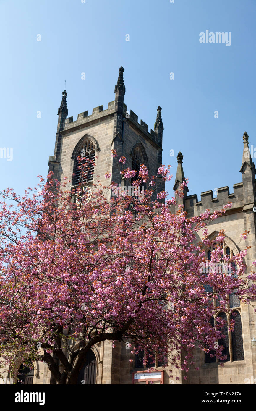 La Chiesa di Cristo circondato dalla molla blossom, Sowerby Bridge, West Yorkshire Foto Stock