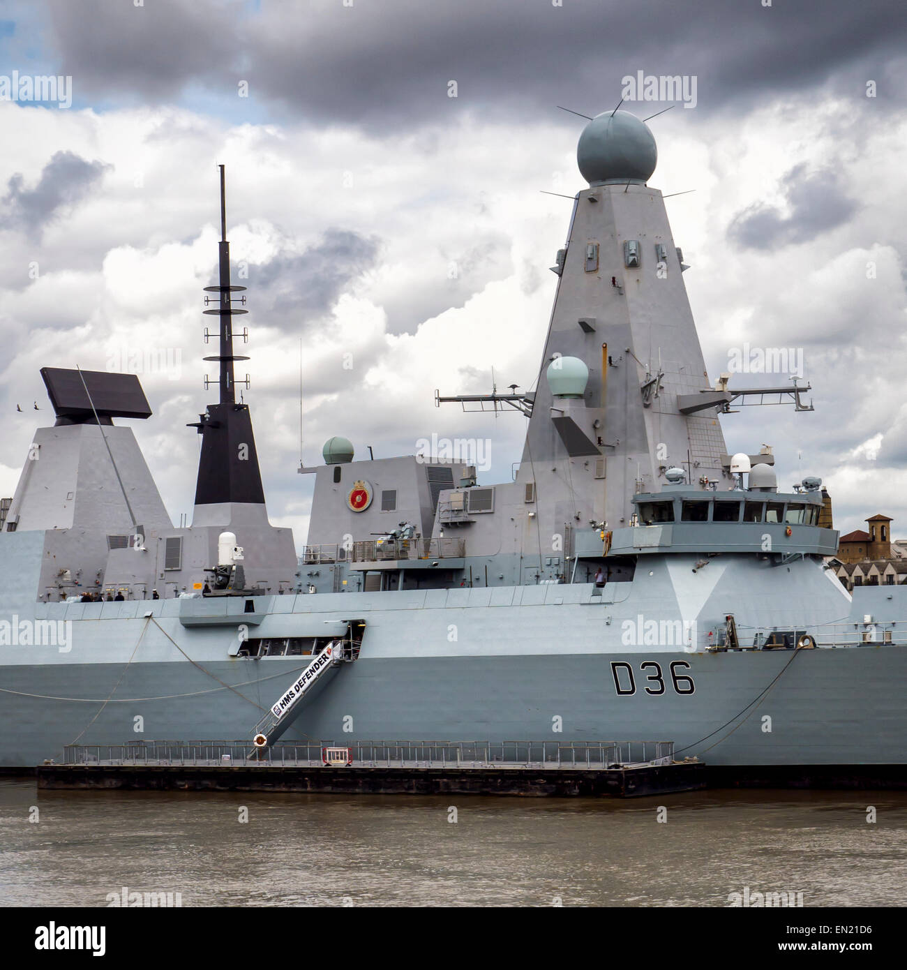 Greenwich, Londra, Regno Unito, 26 Aprile, 2015. La Royal Navy di HMS Defender è ormeggiata nel Tamigi a Greenwich. Ella è la quinta della marina di tipo 45 cacciatorpediniere e tornò dal suo maiden deployment in Medio Oriente nel dicembre 2014. Ci sono visite guidate in questo fine settimana. Credito: Eden Breitz/Alamy Live News Foto Stock