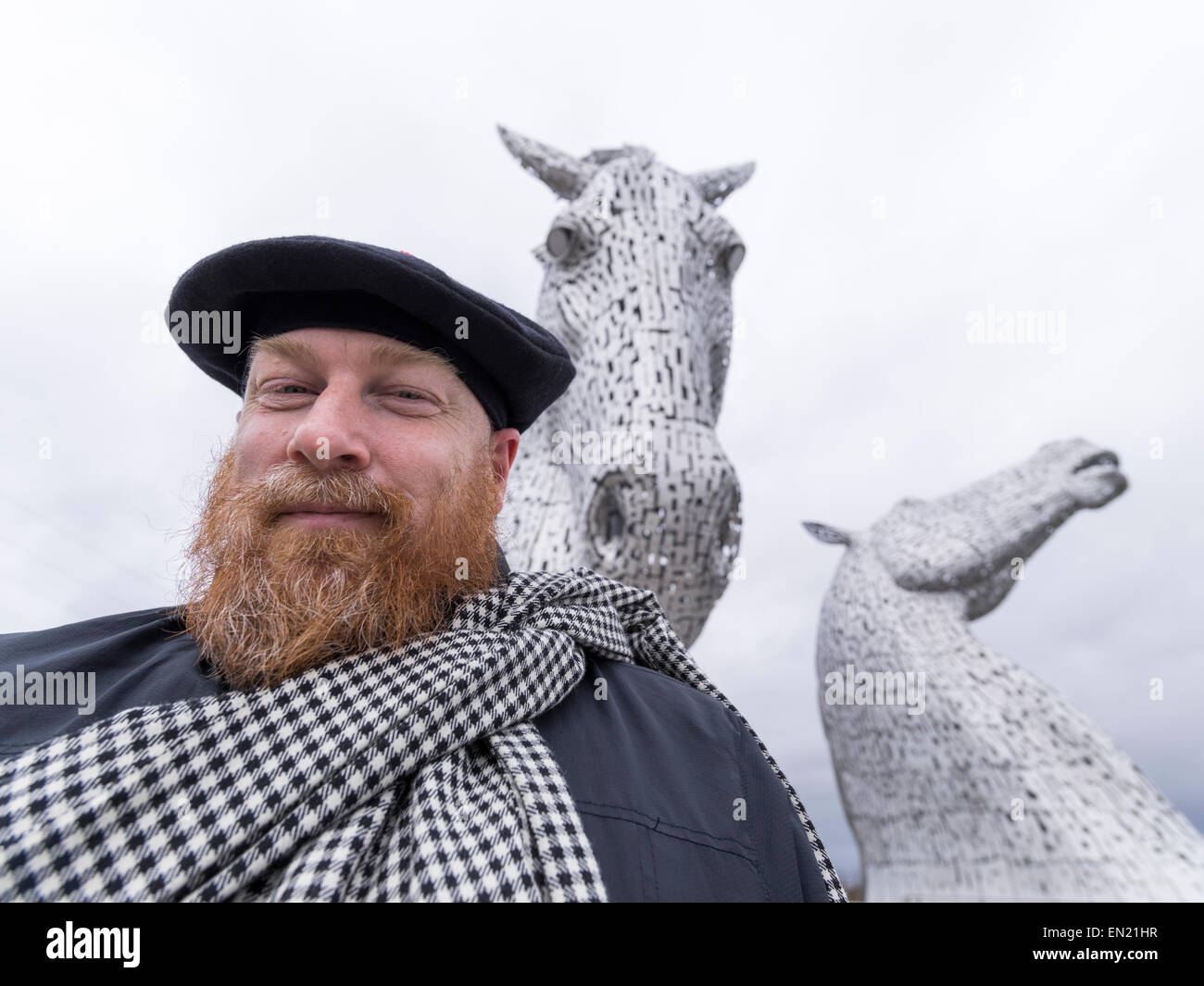 Uomo scozzese visitando la Kelpies, 30-metro alta horse sculture di Andy Scott. Falkirk, Scozia Foto Stock