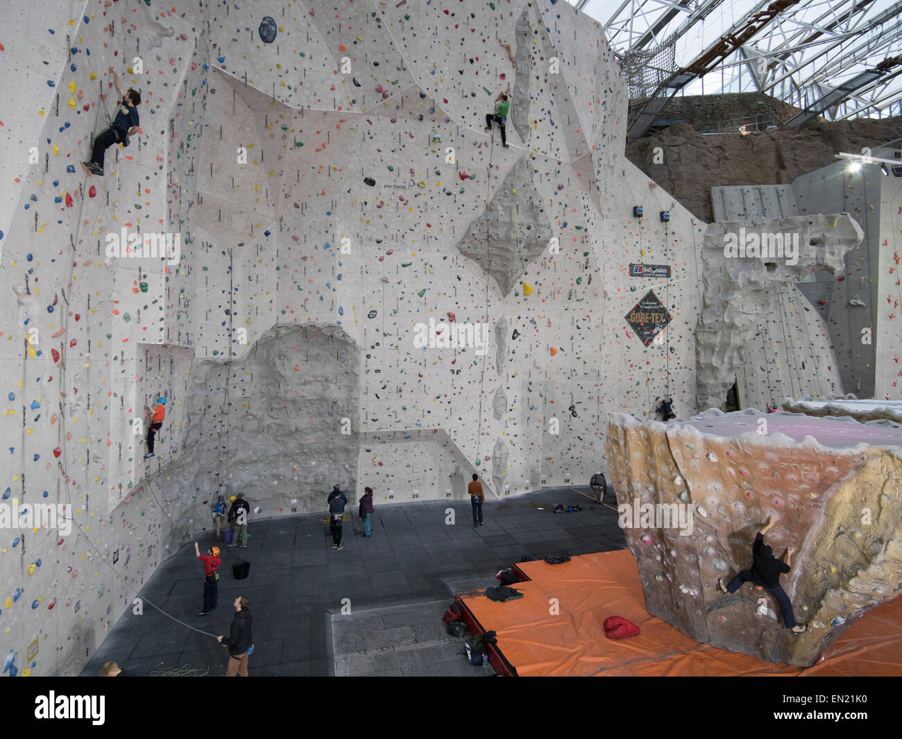Edinburgh International Climbing Arena - più grande del mondo di arrampicata indoor area. Ratho, nr Edinburgh, Scozia. Foto Stock