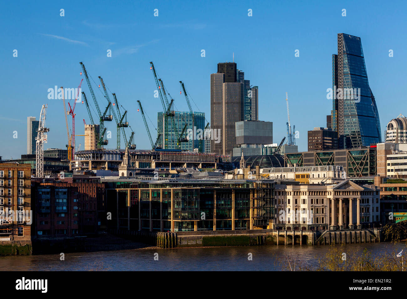 Gli edifici lungo il fiume e la città di Londra skyline di Londra, Inghilterra Foto Stock
