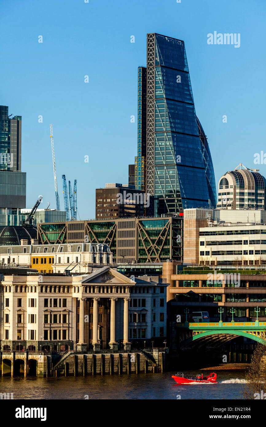 Gli edifici lungo il fiume e la città di Londra skyline di Londra, Inghilterra Foto Stock