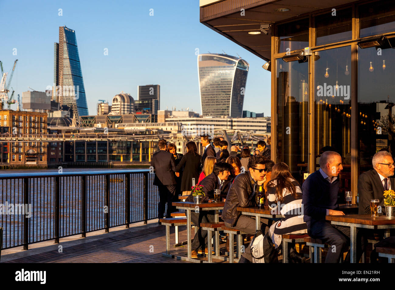 Lavoratori di uffici e rilassante bevendo al fondatore di braccia Riverside Pub di Londra, Inghilterra Foto Stock