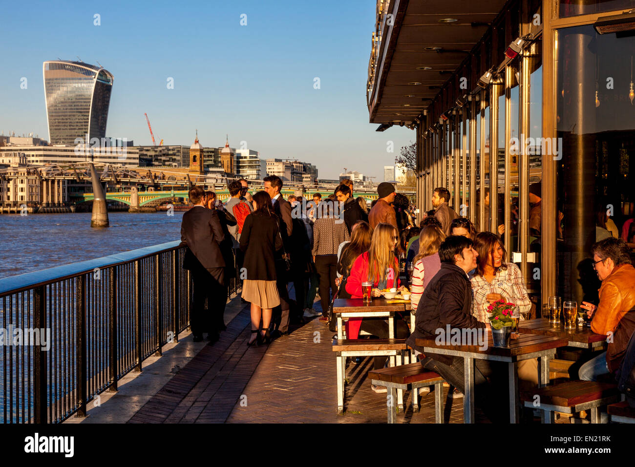 Lavoratori di uffici e rilassante bevendo al fondatore di braccia Riverside Pub di Londra, Inghilterra Foto Stock