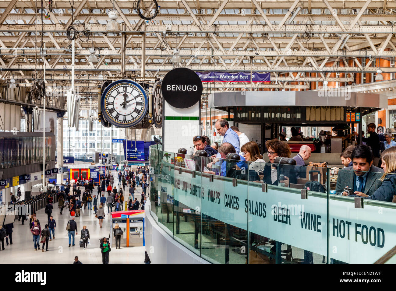 Cafe e il piazzale di stazione Waterloo di Londra, Inghilterra Foto Stock