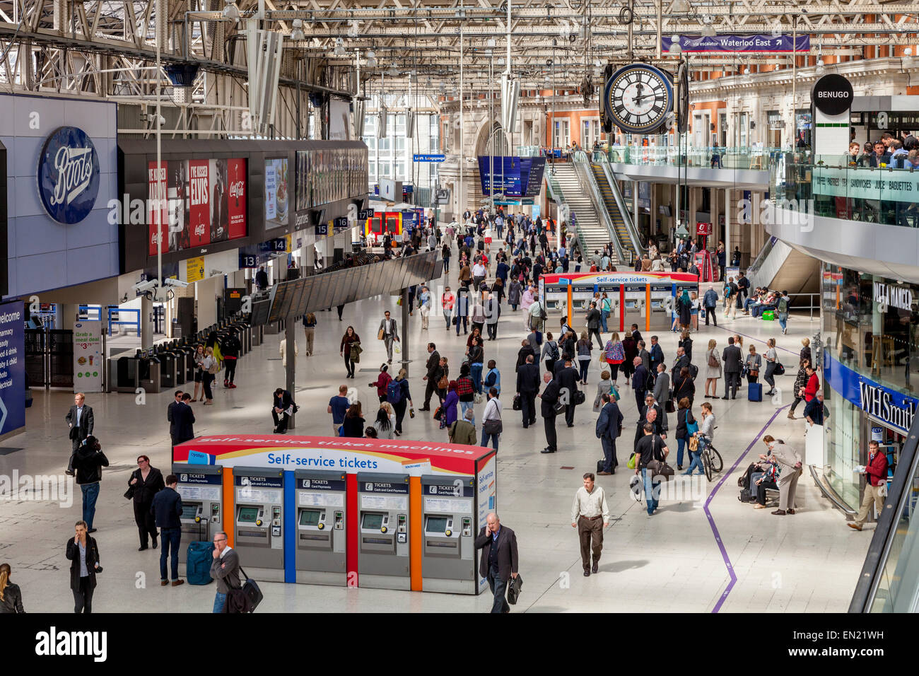 Il Concourse presso la stazione di Waterloo, Londra, Inghilterra Foto Stock