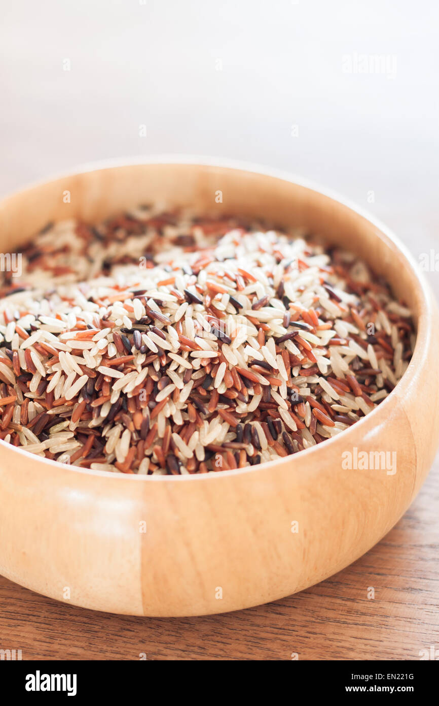 Secchi organici Multi chicco di riso nel recipiente di legno, stock photo Foto Stock