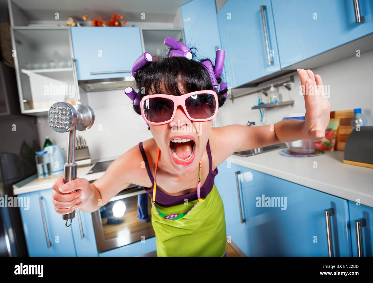 Crazy casalinga in un interno di cucina. Problemi familiari. Foto Stock