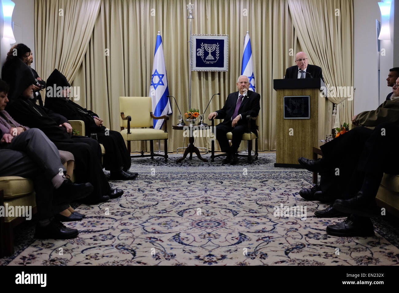 Gerusalemme, Israele. 26 apr 2015. Console armena in Israele, TSOLAG MOMJIAN (R), gli indirizzi del presidente dello Stato di Israele, REUVEN RIVLIN (C), in occasione di una riunione nella residenza del Presidente. Il Presidente ha ospitato il console, il Patriarca Armeno di Gerusalemme, NOURHAN MANOUGIAN (estrema sinistra), e i leader della comunità armena per discutere la creazione di un funzionario israeliano il giorno del ricordo del genocidio armeno, in occasione del centenario di eventi. Foto Stock