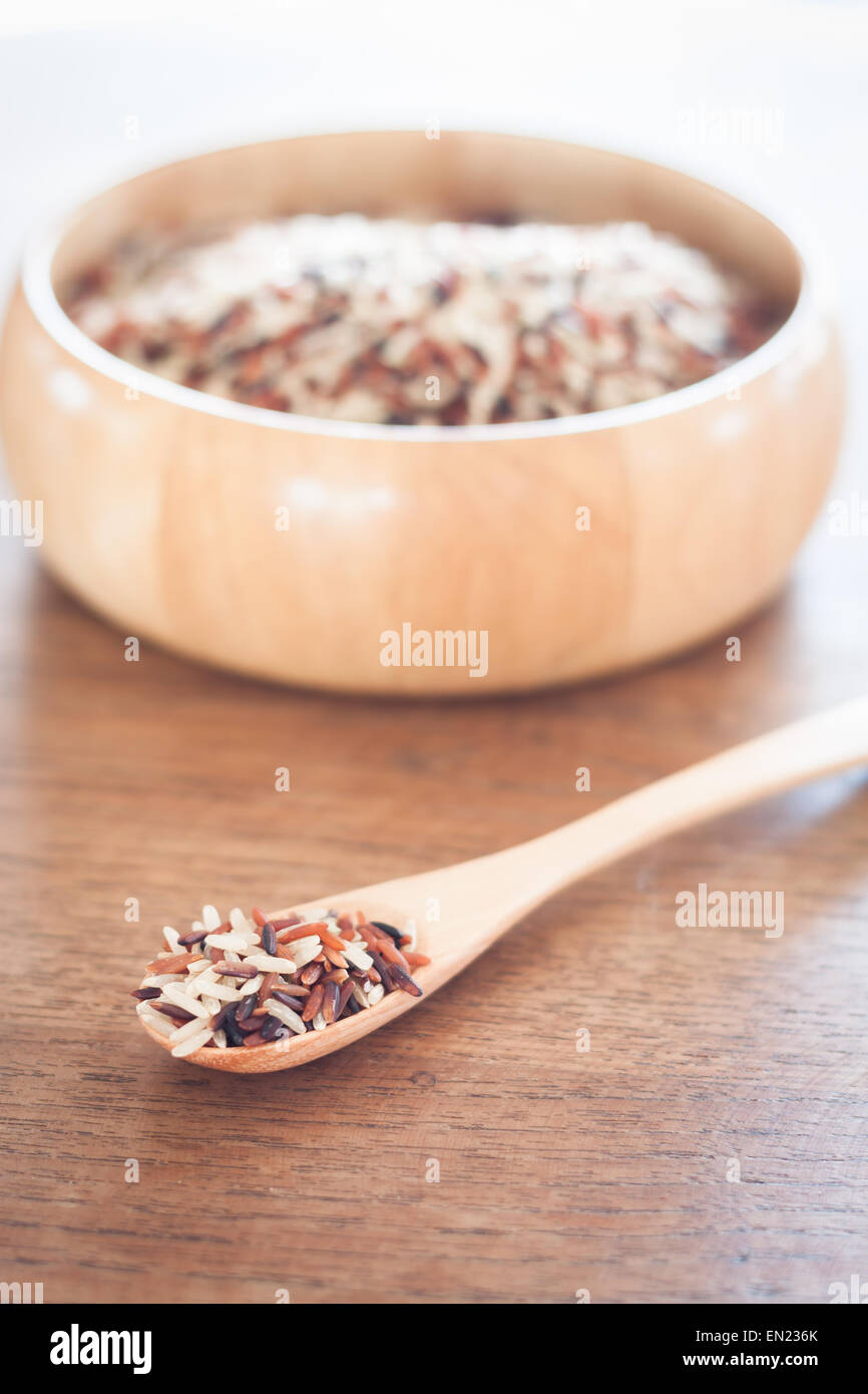 Secchi organici Multi chicco di riso nel recipiente di legno, stock photo Foto Stock
