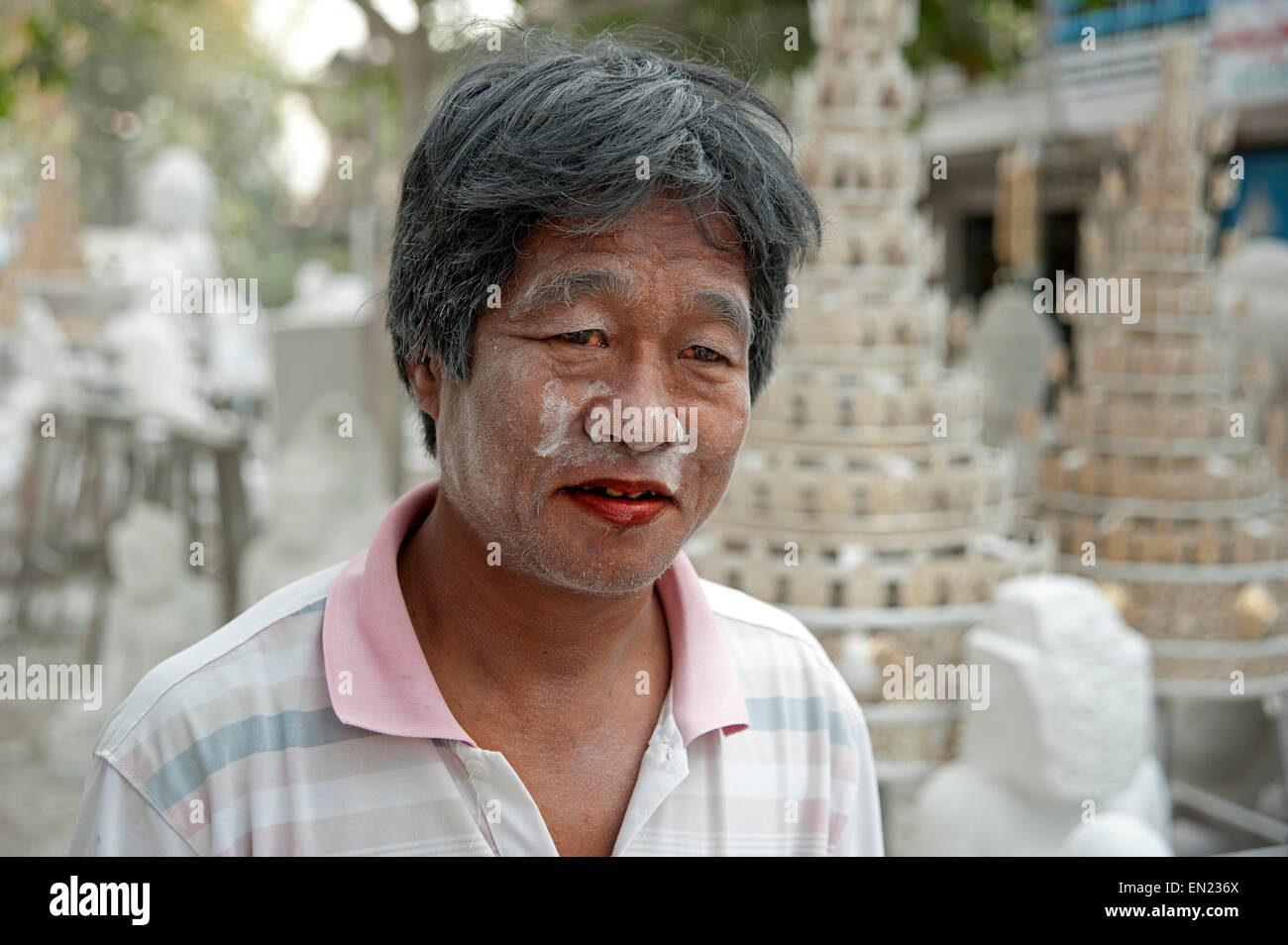 Ritratto di un intagliatore di marmo rosso con imboccatura da betel dado rivestito in marmo bianco in polvere Mandalay Myanmar Foto Stock