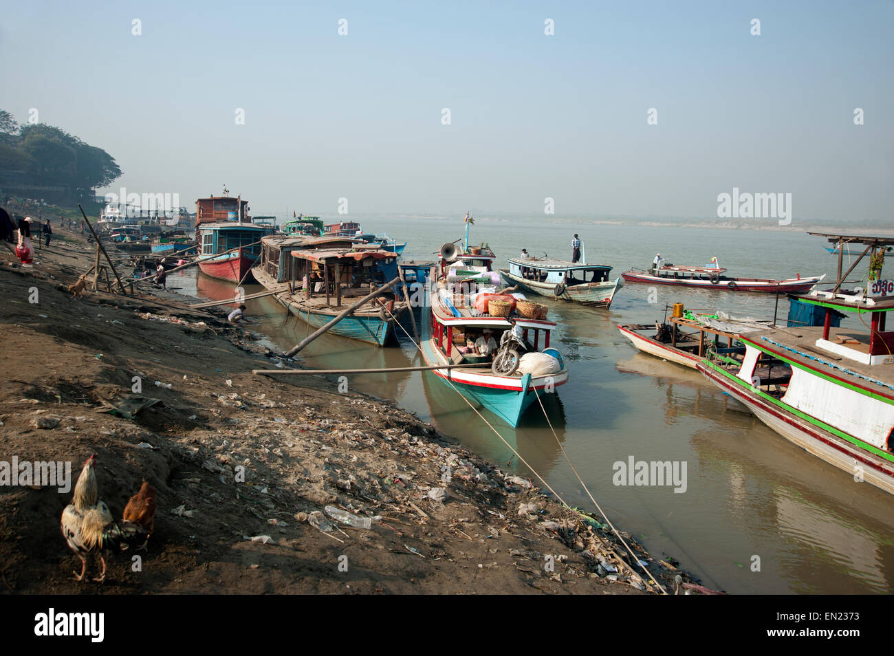 Il caricamento in legno imbarcazioni da carico sulle rive del Fiume Ayeyarwady a Mandalay MYANMAR Birmania Foto Stock