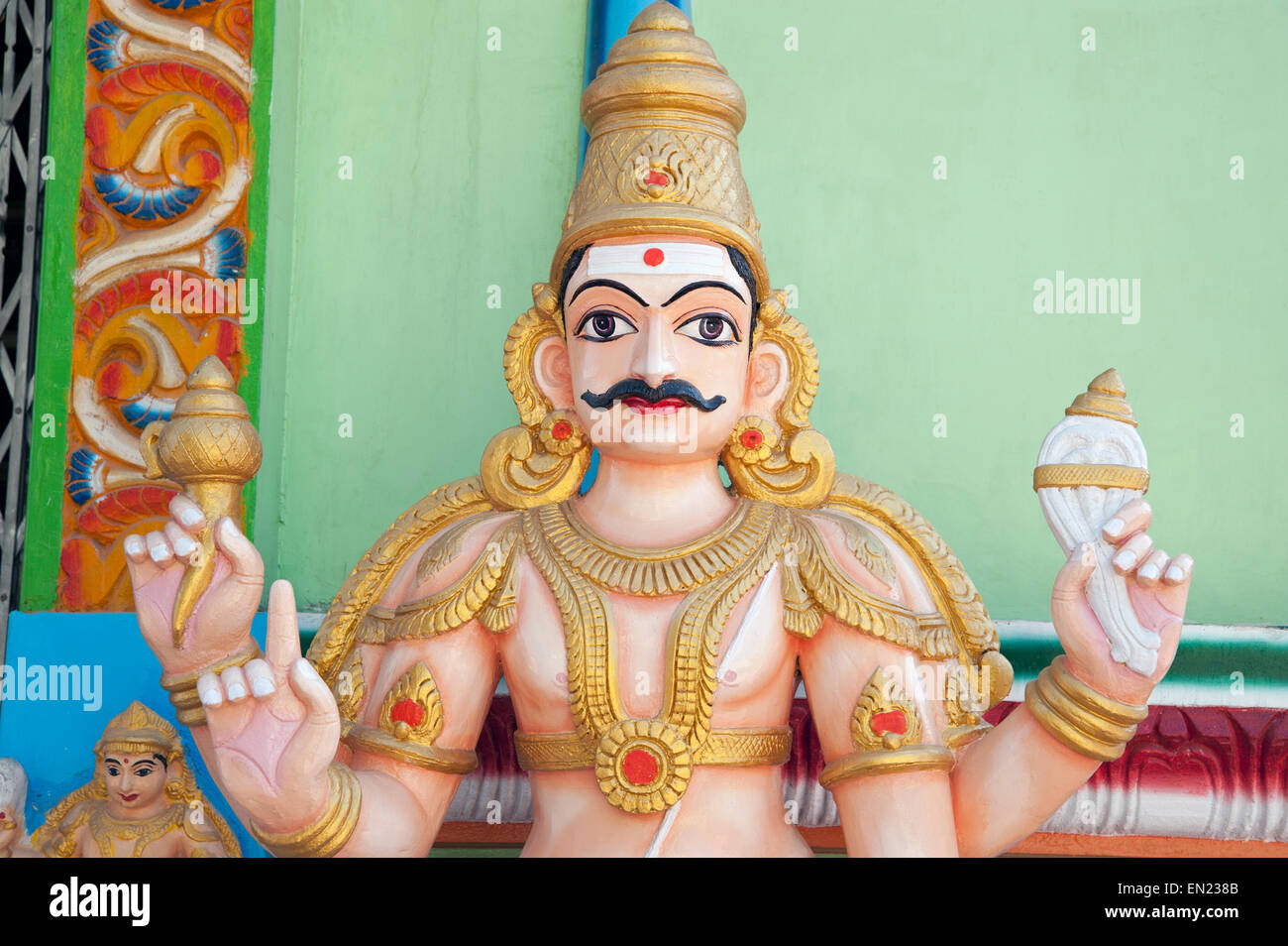 Close up dettaglio di quattro maschi armati tempio indù figura in Myanmar Foto Stock Close up dettaglio di quattro maschi armati tempio indù figura in Myanmar Foto Stock