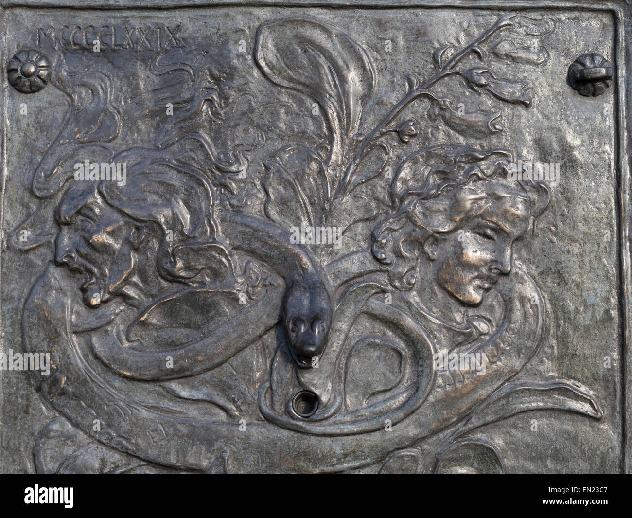Targa di bronzo sulla fontana in Edinburgh City vicino al sito di masterizzazione della strega. Da John Duncan. Foto Stock