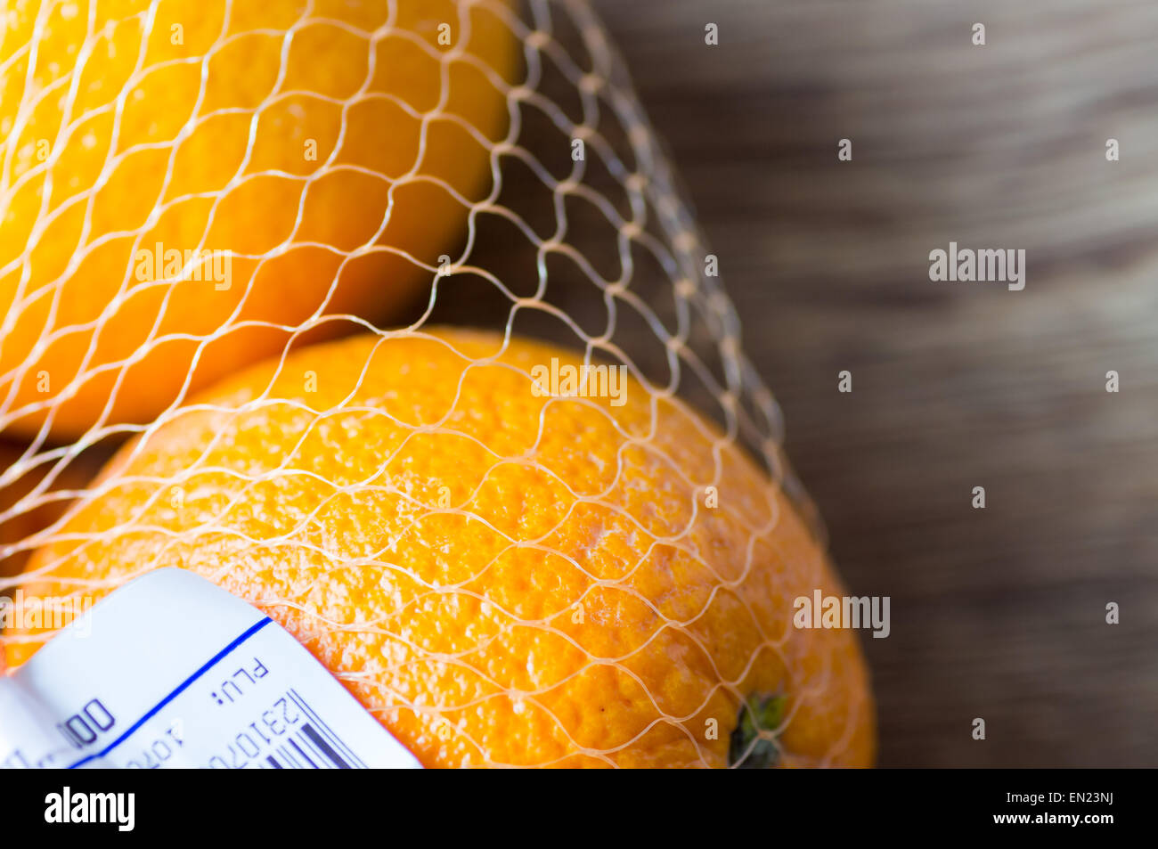 Due le arance nel negozio con un cartellino del prezzo sul ripiano di close-up Foto Stock
