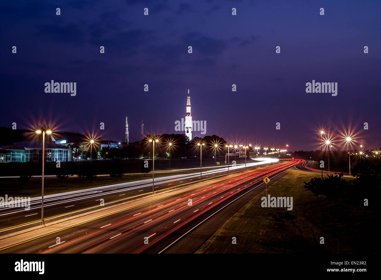 Traffico interstatale sfuma dall'Saturno 5 rocket in mostra presso lo spazio e il centro a razzo Foto Stock