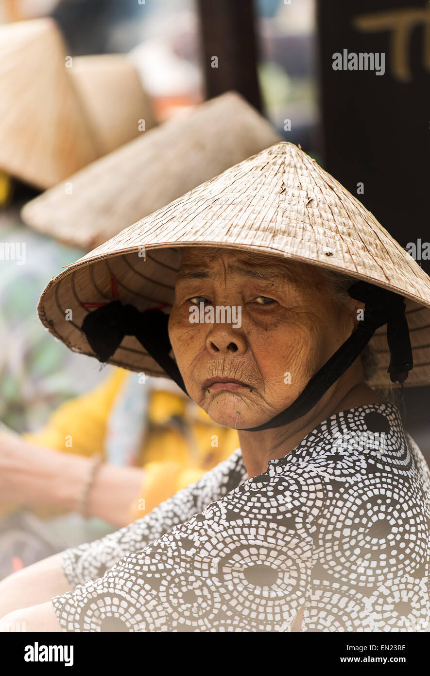 Donna anziana presso la locale produzione di mercato. Foto Stock