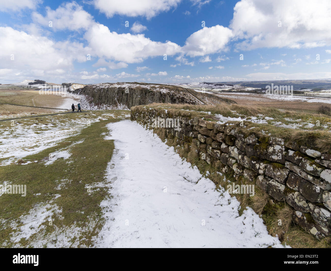 Il Vallo di Adriano rivolta verso Est verso la falesia di Lough Northumberland National Park Foto Stock