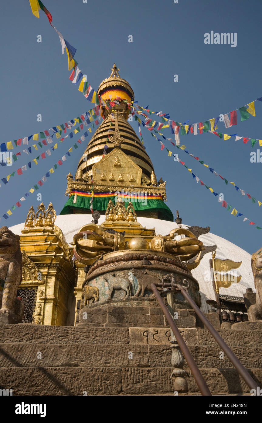Il Nepal, Kathmandu, Swayambhunath tempio buddista, Swayambhunath Stupa con simbolo di Thunderbolt, Dorje, in primo piano Foto Stock