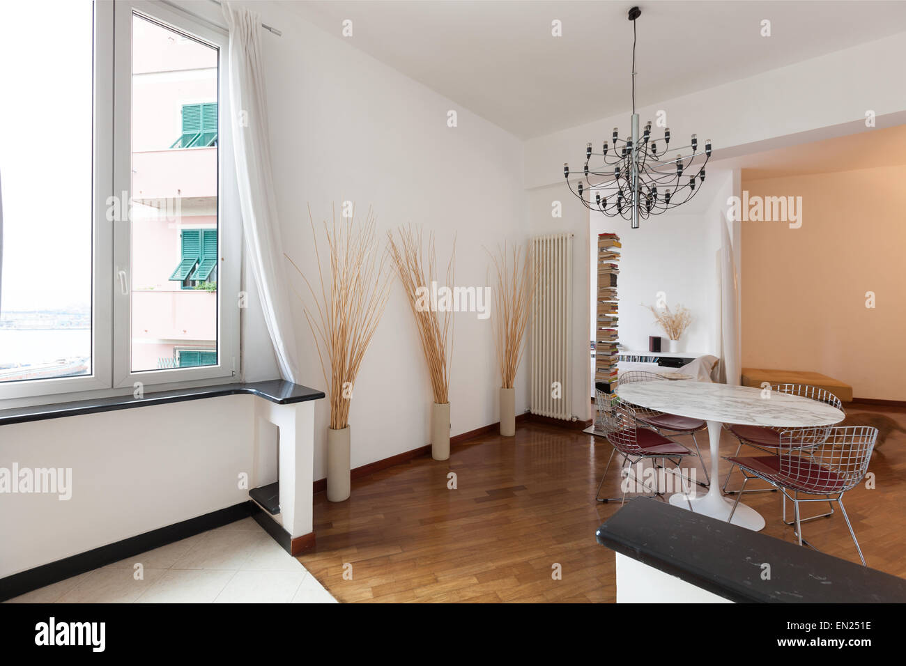 Nizza appartamento, interno, confortevole sala da pranzo, il pavimento in parquet Foto Stock