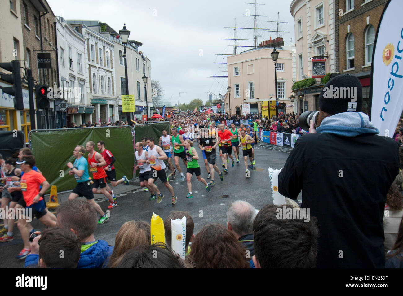 Greenwich Londra,UK. Il 26 aprile 2015. Una grande folla assistere al 2015 Maratona di Londra come corridori passano attraverso Greenwich e l'iconica di vista il Cutty Sark Credito: amer ghazzal/Alamy Live News Foto Stock