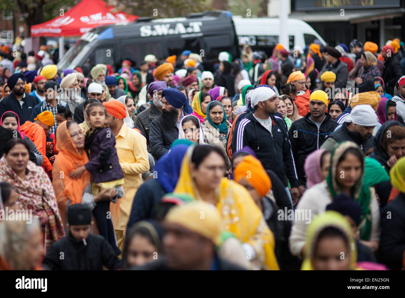 Slough, Regno Unito. 26 apr, 2015. Fino a 8 mila persone prendono parte nella colorata Vaisakhi Nagar Kirtan processione attraverso Slough. La tradizione annuale per celebrare il santissimo giorno nel calendario Sikh - la creazione dei khalsa - è una festa di cibo gratuito, spirituale musica e arti marziali visualizza. Ringraziamo Kevin Day/Alamy Live News Foto Stock