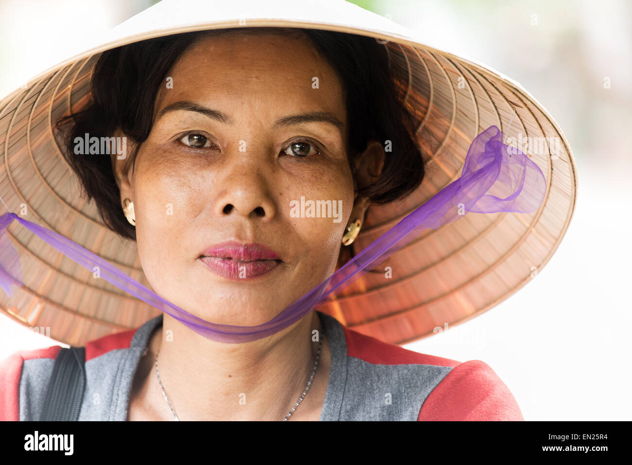 Una donna vietnamita indossando il tradizionale cappello conico Foto Stock