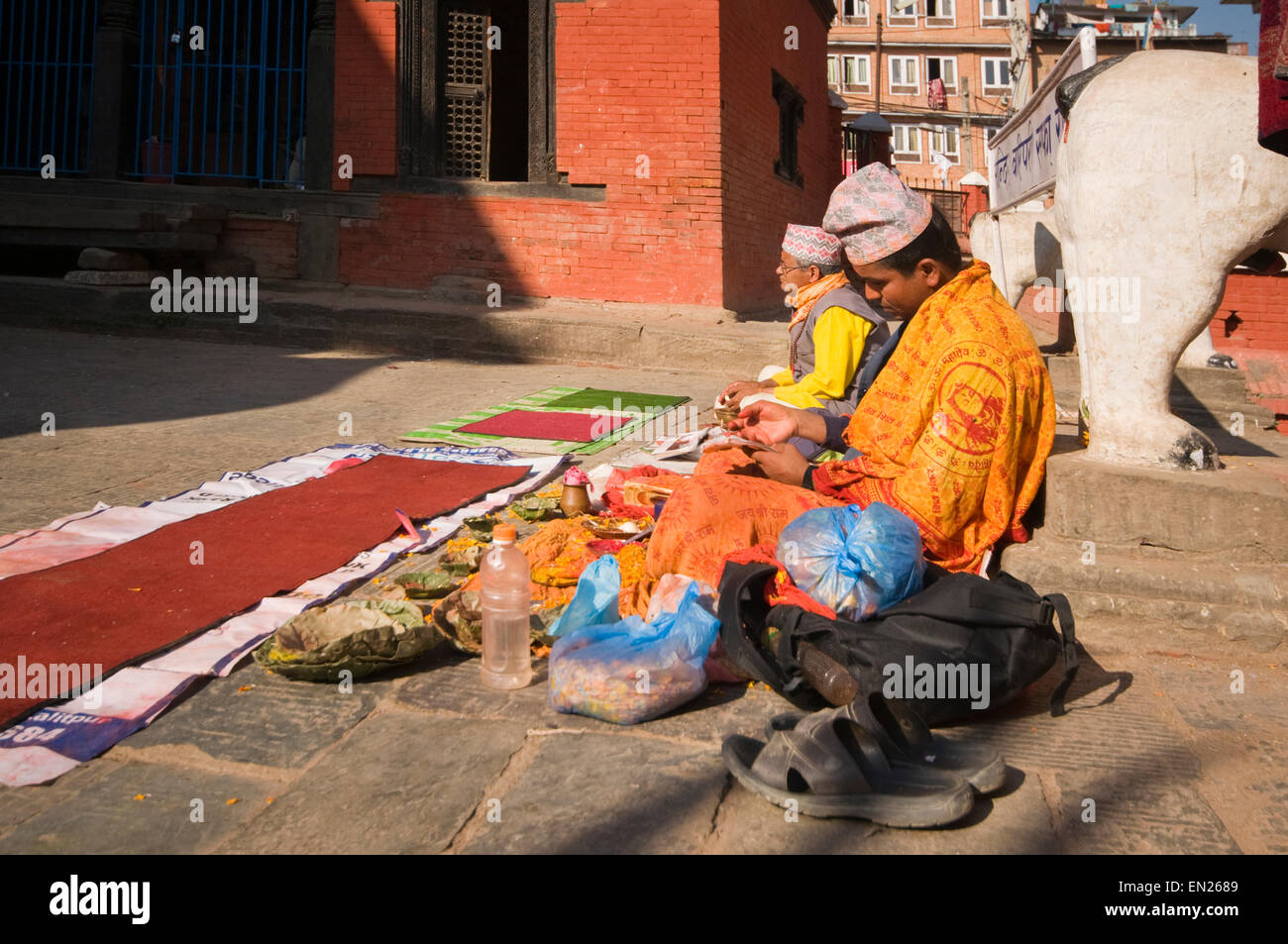 Il Nepal, Kathmandu, Patan Tempio d'Oro (Suwarna Mahavihara monastero Buddista, xv secolo o precedente), due uomini in nazionale dre Foto Stock