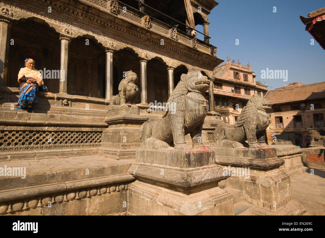 Il Nepal, Kathmandu, Patan Durbar Square, Krishna Mandir Hindu Temple (1637), con Lion guardian statue di pietra Foto Stock