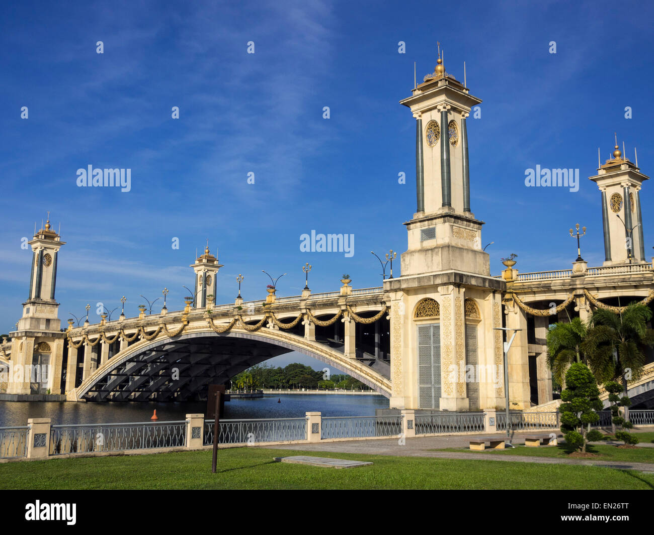 Un ponte su una luminosa giornata soleggiata con un cielo azzurro Foto Stock