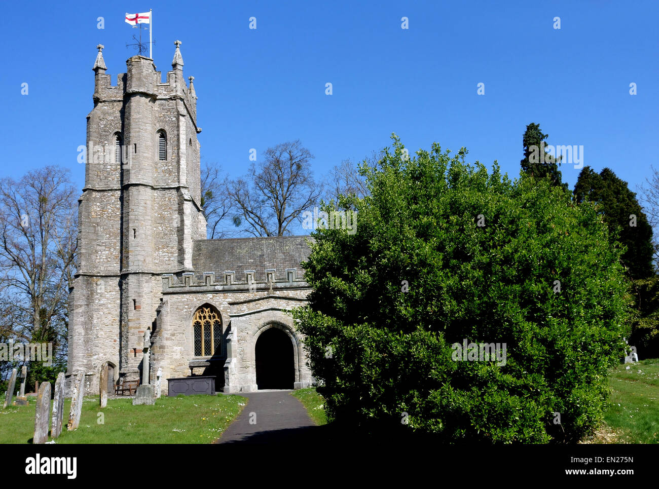 St Giles Church, Bradford-on-tono, Somerset vola in Inghilterra bandiera per St George's Day Foto Stock