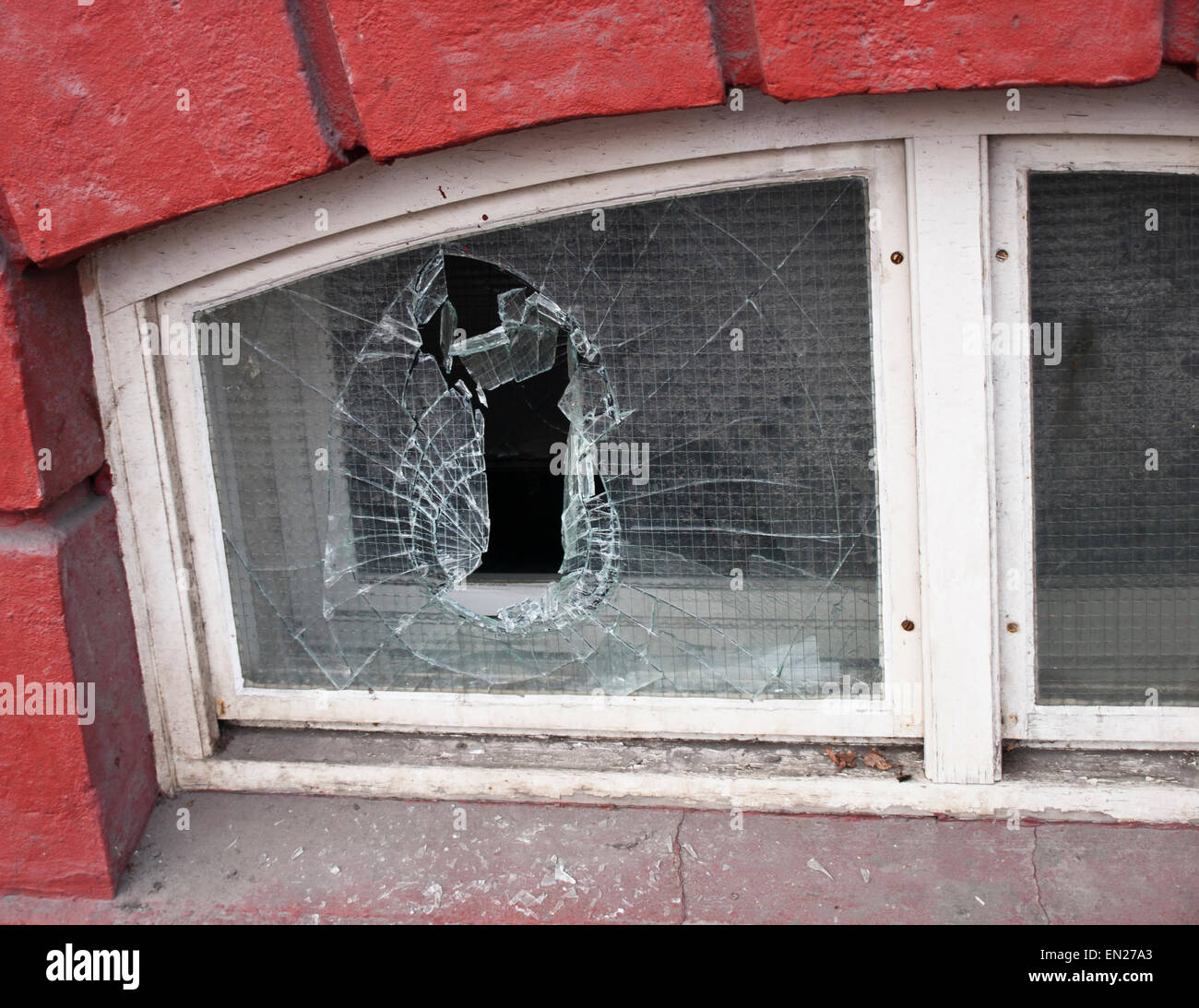 Rotto seminterrato curvo finestra con vetro di sicurezza, furto, atti di vandalismo o un incidente, Oslo Norvegia Foto Stock