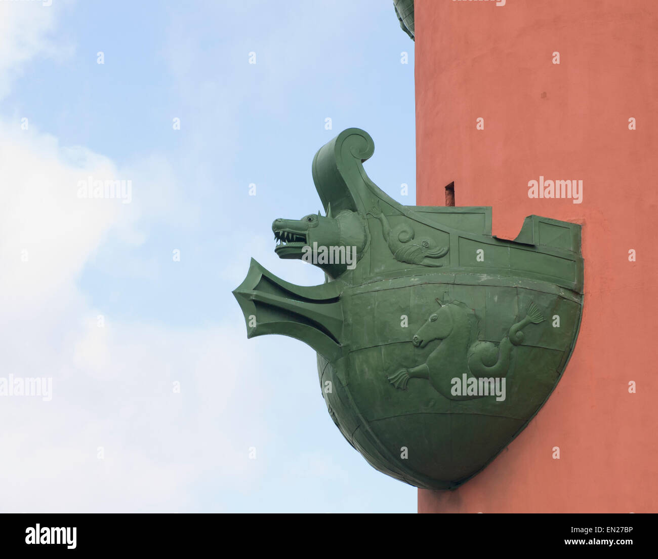 In prossimità di una delle colonne rostrale a San Pietroburgo Russia un punto di riferimento e di attrazione turistica in stile greco Foto Stock