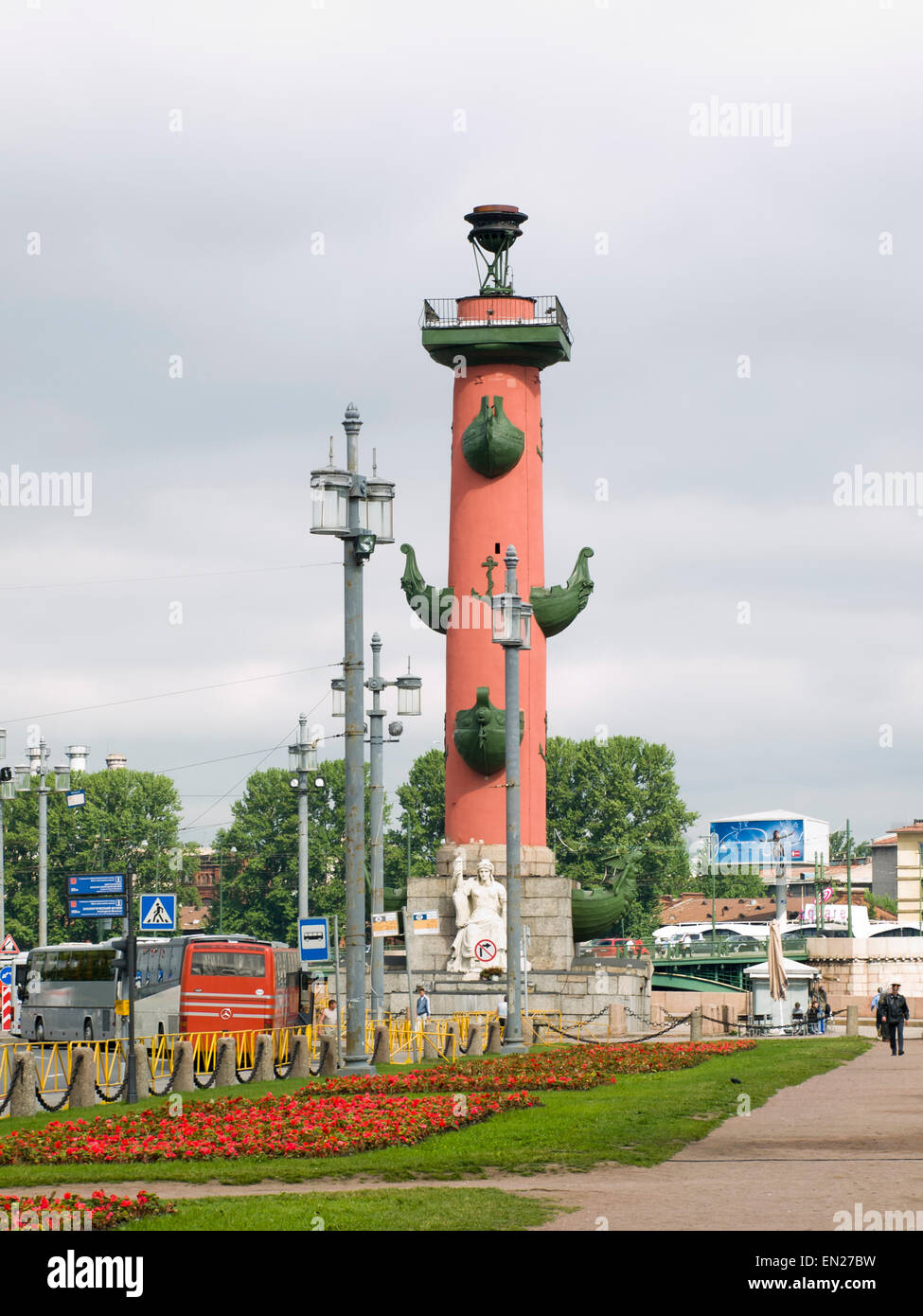 Una delle colonne rostrale a San Pietroburgo Russia un punto di riferimento e di attrazione turistica in stile greco Foto Stock